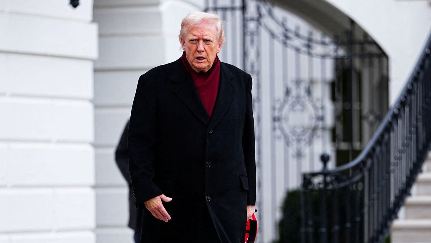 Trump auf dem Weg zu seinem Helikopter vor dem Weißen Haus.