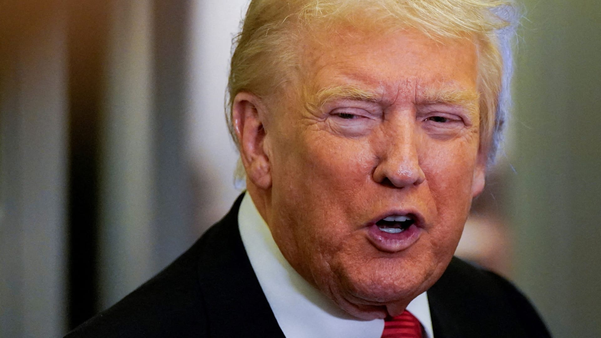 Trump beantwortet Reporterfragen an Bord der Air Force One.