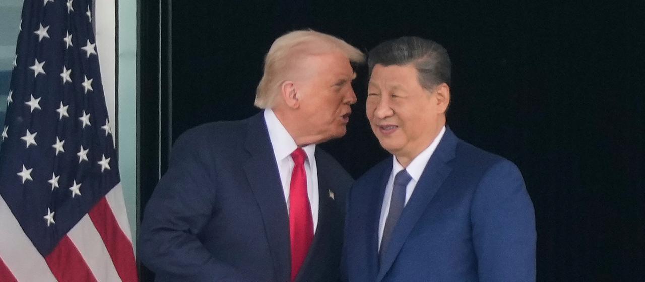Donald Trump (l) und Xi Jinping schütteln sich die Hände | dpa Donald Trump (l) und Xi Jinping schütteln sich die Hände