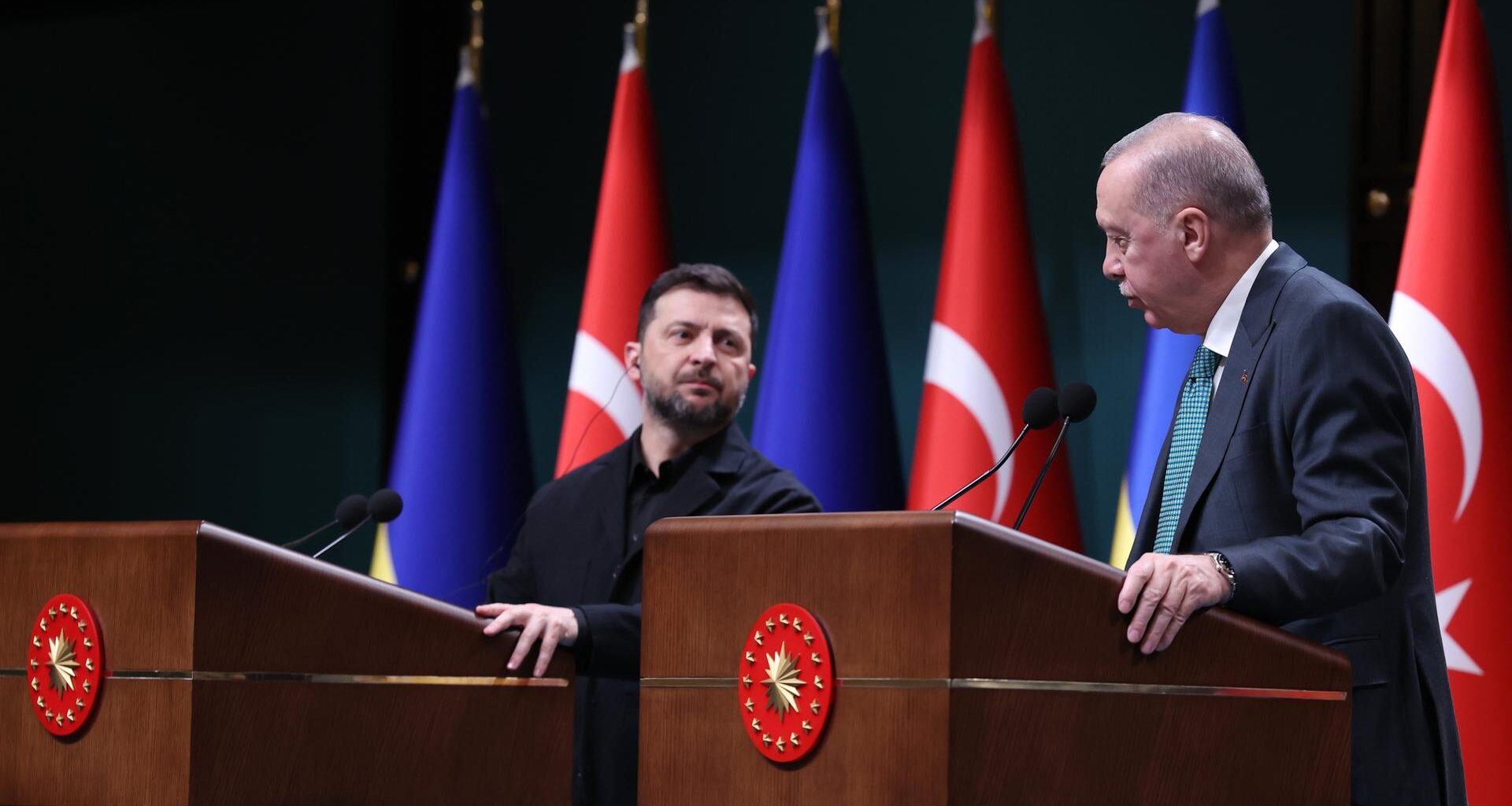 Ankara: Der türkische Präsident Erdogan (r) spricht mit Journalisten während einer gemeinsamen Pressekonferenz mit dem ukrainischen Präsidenten Selenskyj nach ihrem Treffen im Präsidentenpalast.