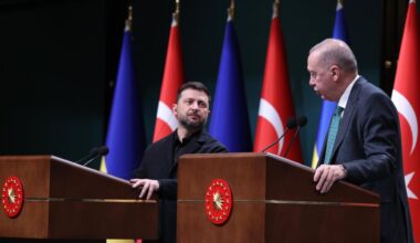 Ankara: Der türkische Präsident Erdogan (r) spricht mit Journalisten während einer gemeinsamen Pressekonferenz mit dem ukrainischen Präsidenten Selenskyj nach ihrem Treffen im Präsidentenpalast.