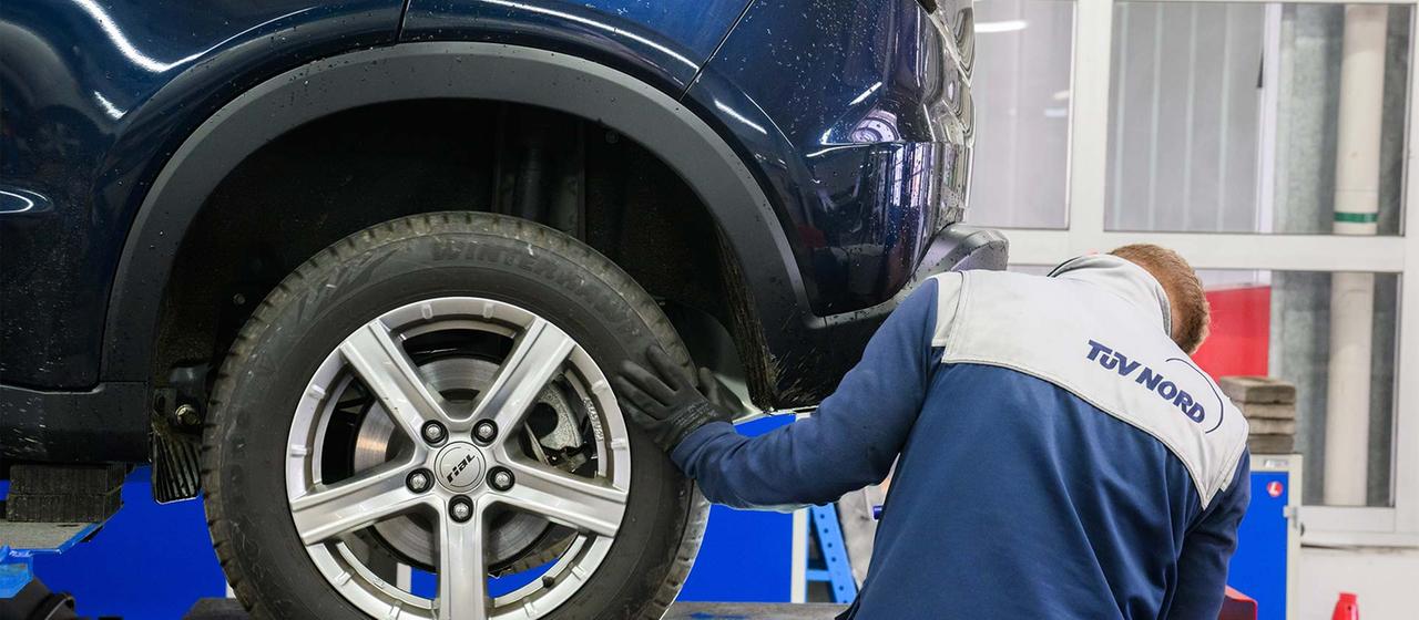 Ein Sachverständiger vom Tüv Nord überprüft bei der Hauptuntersuchung einen PKW.