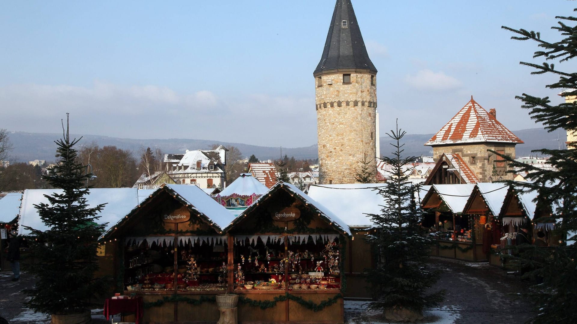 Turm am Bad Homburger Schloss mit Buden des Weihnachtsmarktes (Archivbild): Vor den Toren Frankfurts eröffnet der Markt auch in diesem Jahr.