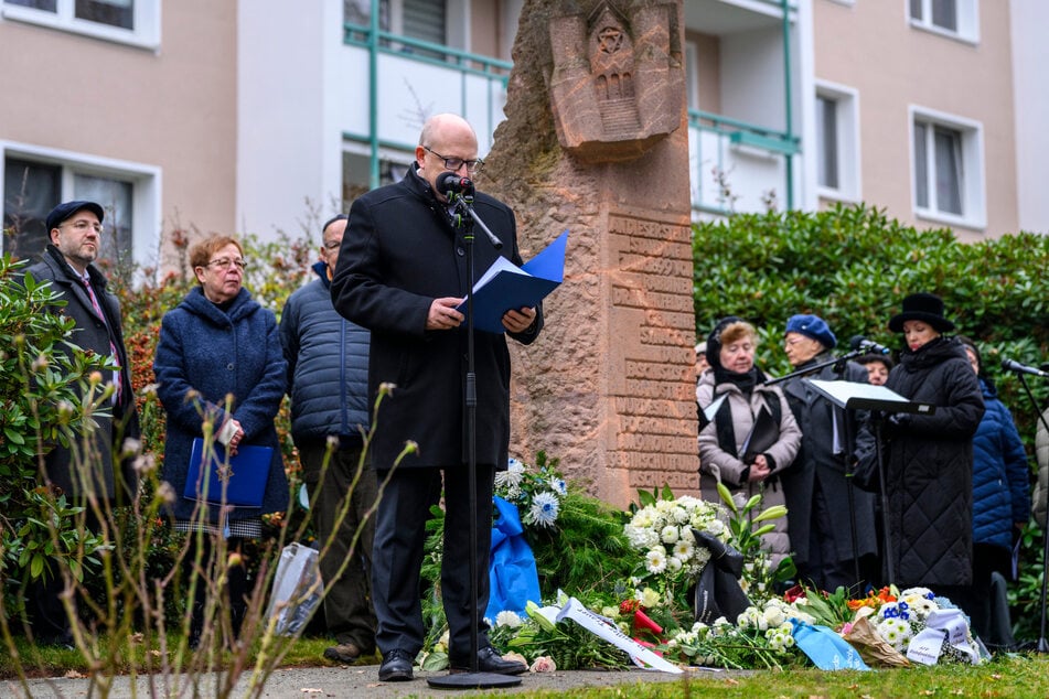 Sven Schulze (54, SPD) und Vertreter der Jüdischen Gemeinde gedachten am Sonntag der Reichspogromnacht.