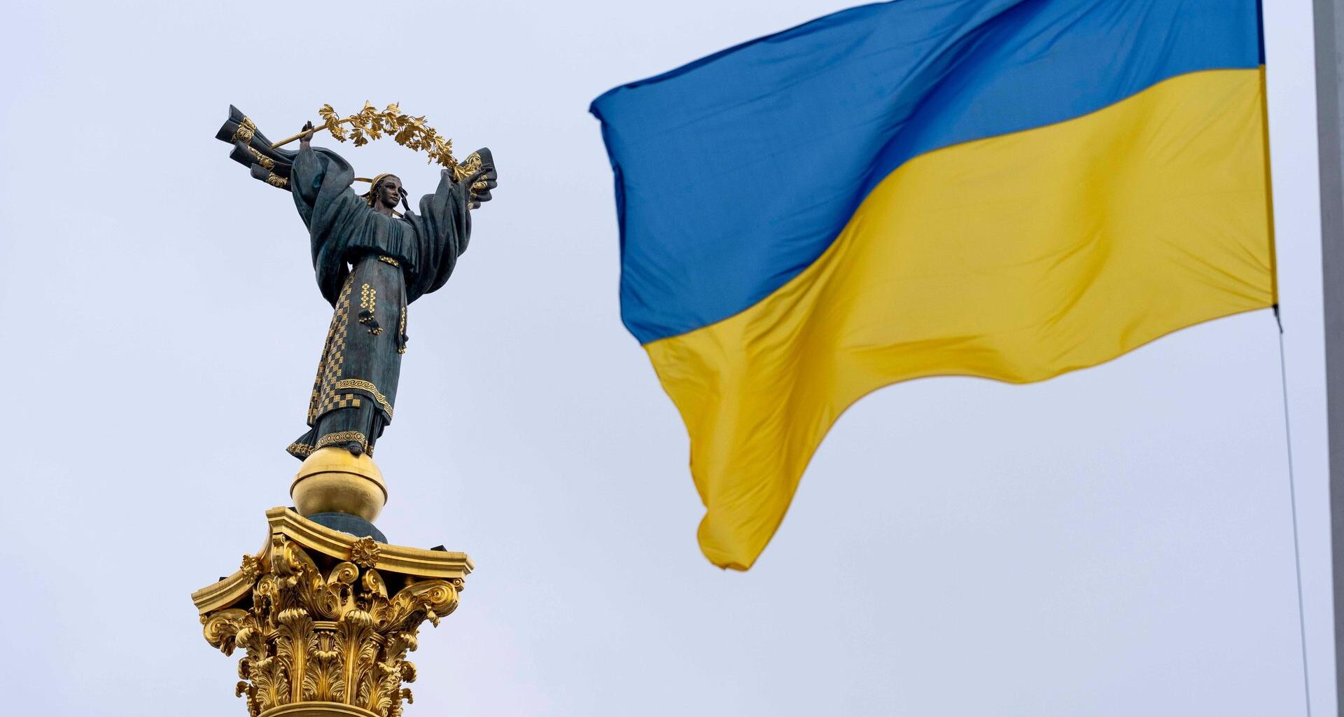 Eine blau-gelbe ukrainische Flagge weht vor dem Unabhänigkeitsmonument in der Hauptstadt Kiew.