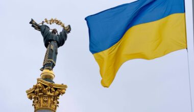 Eine blau-gelbe ukrainische Flagge weht vor dem Unabhänigkeitsmonument in der Hauptstadt Kiew.