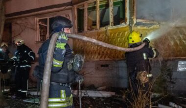 Rettungskräfte löschen ein Feuer in einem Wohnhaus in Charkiw.