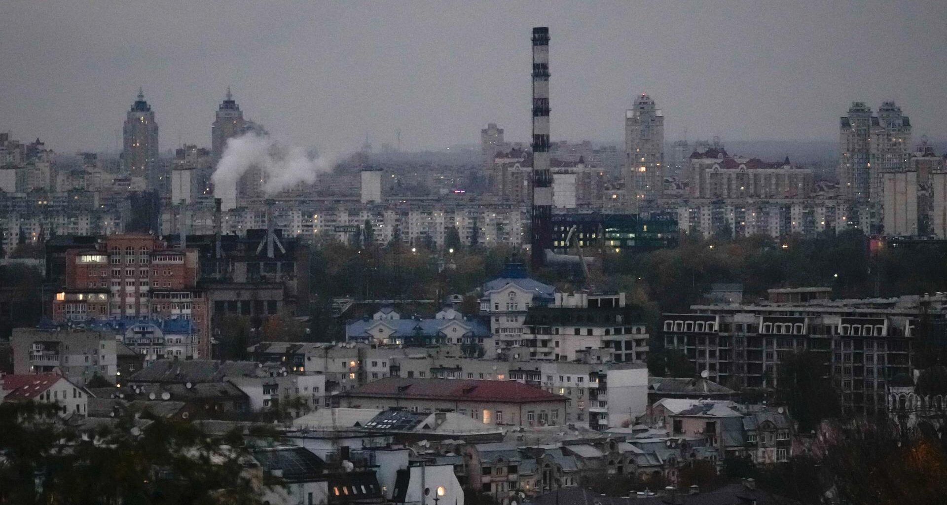 Rauch steigt über dem hinteren Teil der Stadt Kiew auf.