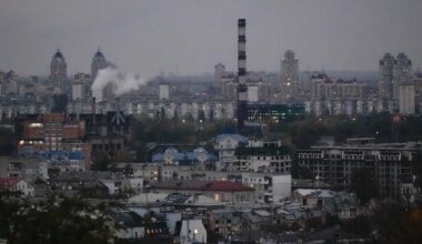 Rauch steigt über dem hinteren Teil der Stadt Kiew auf.