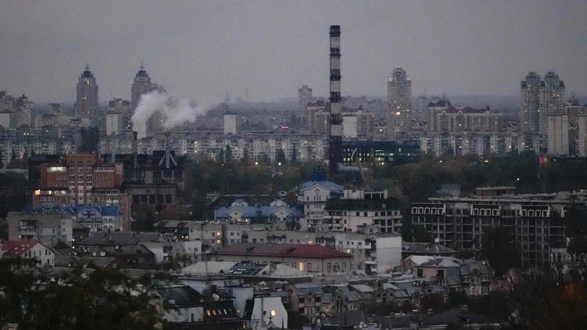Rauch steigt über dem hinteren Teil der Stadt Kiew auf.