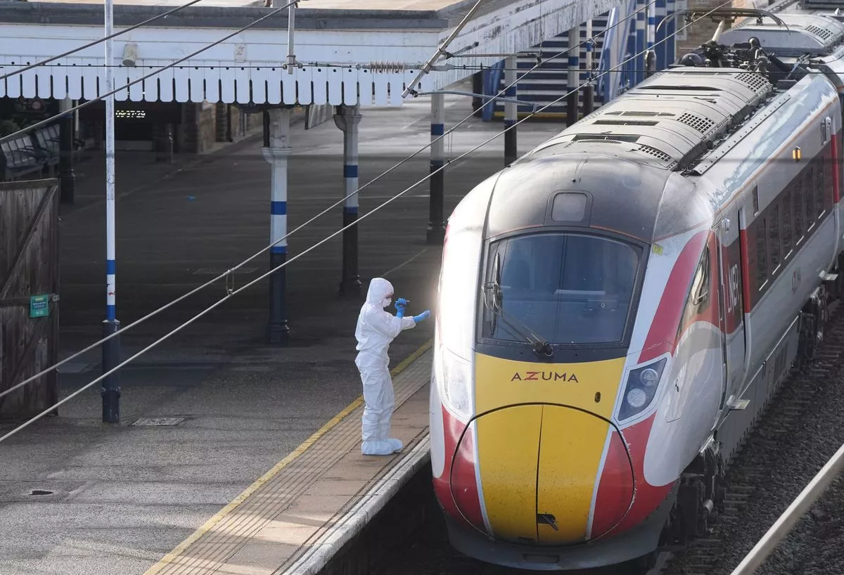 Polizei sagt, dass Messerangriff auf einen Zug in Großbritannien von einem Einzeltäter verübt wurde, nicht von Terrorismus -