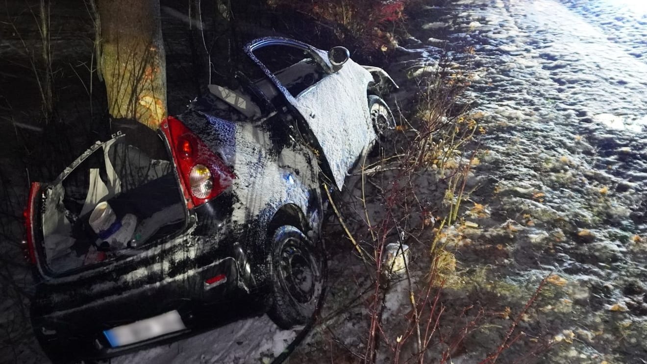 Unfall in Baden-Württemberg: Bereits in den vergangenen Tagen sind mehrere Autofahrer bei Glätte verunglückt, teils gab es Schwerverletzte.