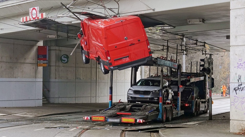 DVB-Verkehr gestört: Transporter hängt in Oberleitung an Eisenbahnbrücke fest