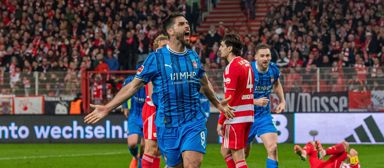 Heidenheims Stefan Schimmer (v.) jubelt vor dem Auswärtsblock