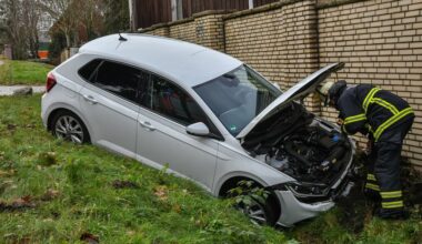 Hamburg: Auto kommt von Straße ab und prallt gegen Mauer