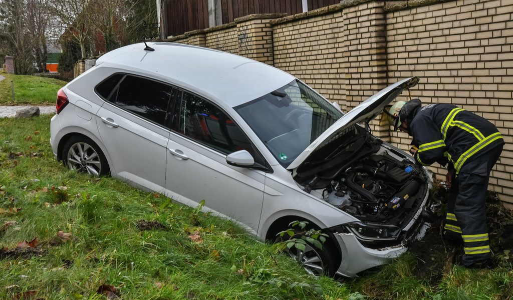 Hamburg: Auto kommt von Straße ab und prallt gegen Mauer