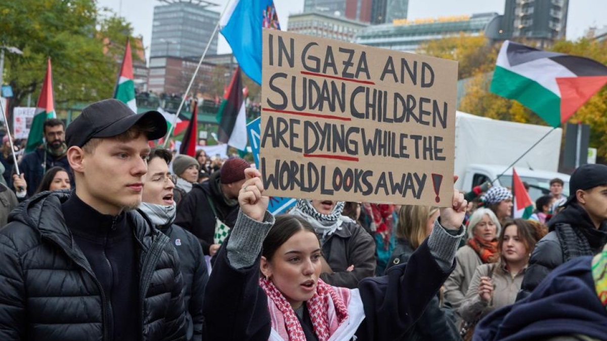 Boyens Medien - Hunderte gehen für Nahost und Afrika auf die Straße