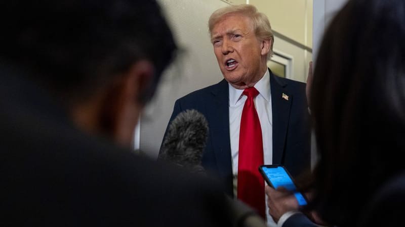 US-Präsident Donald Trump spricht mit Reportern während des Fluges in der Air Force One zu seinem Anwesen Mar-a-Lago in Palm Beach, Florida. US-Präsident Donald Trump spricht mit Reportern während des Fluges in der Air Force One zu seinem Anwesen Mar-a-Lago in Palm Beach, Florida.