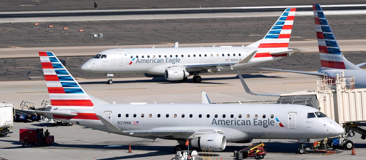 Zwei Flugzeuge stehen auf einem Flugplatz.