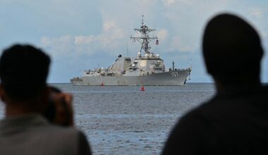 Fotografen machen Aufnahmen, als das Kriegsschiff USS Gravely am 26.10.2025 in den Hafen von Port of Spain einläuft.