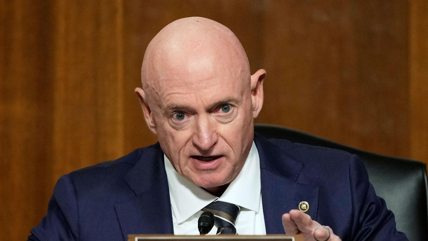 Senator Mark Kelly betonte in einem Video, dass die US-Truppen keine illegalen Befehle befolgen müssen