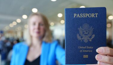 Eine Frau zeigt ihren US-amerikanischen Reisepass mit ausgestrecktem Arm.