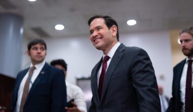 US-Außenminister Marco Rubio wird von zwei Personen begleitet.