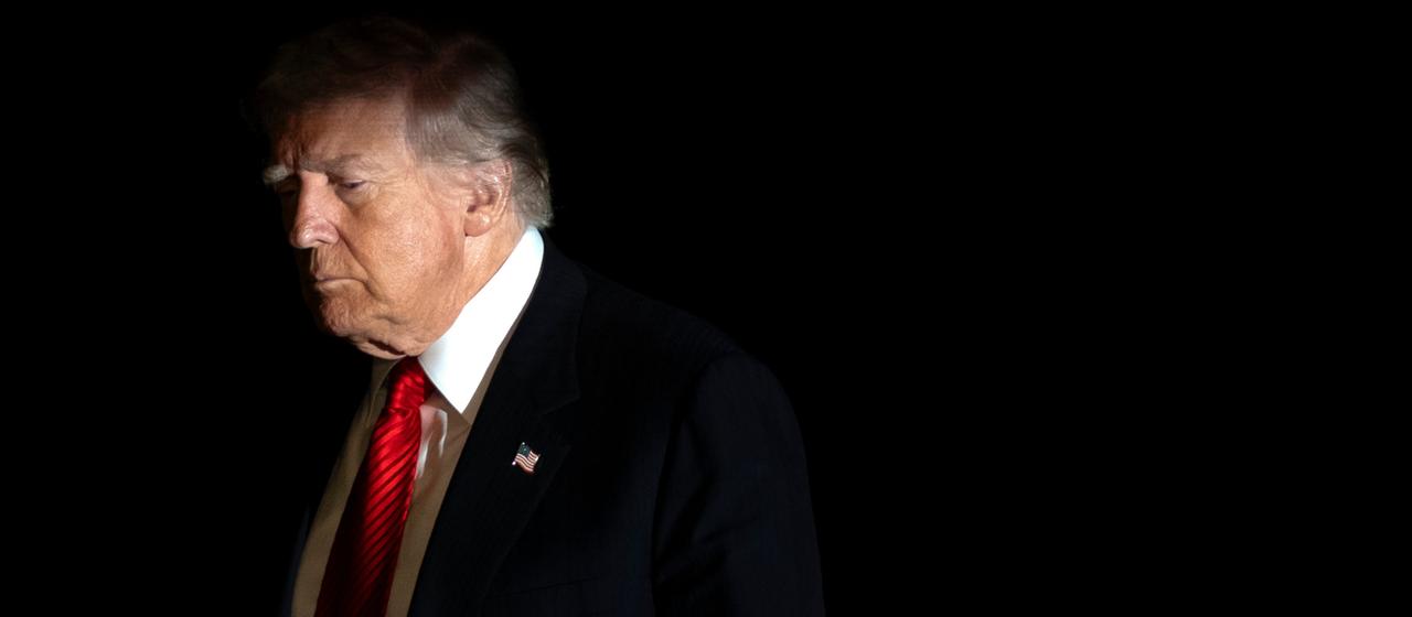 Donald Trump vor schwarzem Hintergrund | AP Donald Trump vor schwarzem Hintergrund