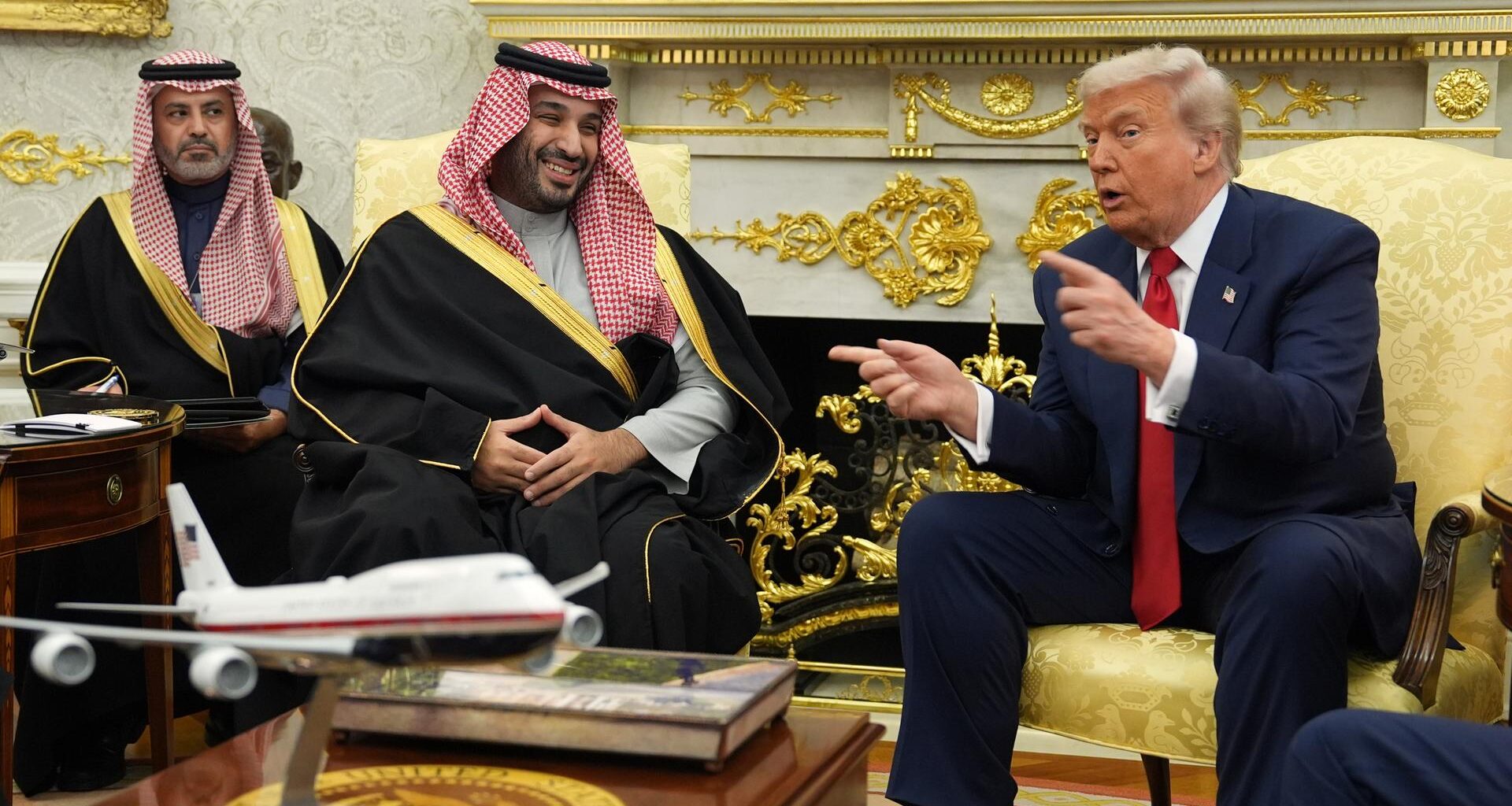 Washington: US-Präsident Donald Trump trifft den saudi-arabischen Kronprinzen Mohammed bin Salman im Oval Office des Weißen Hauses. Sie sitzen nebeneinander.