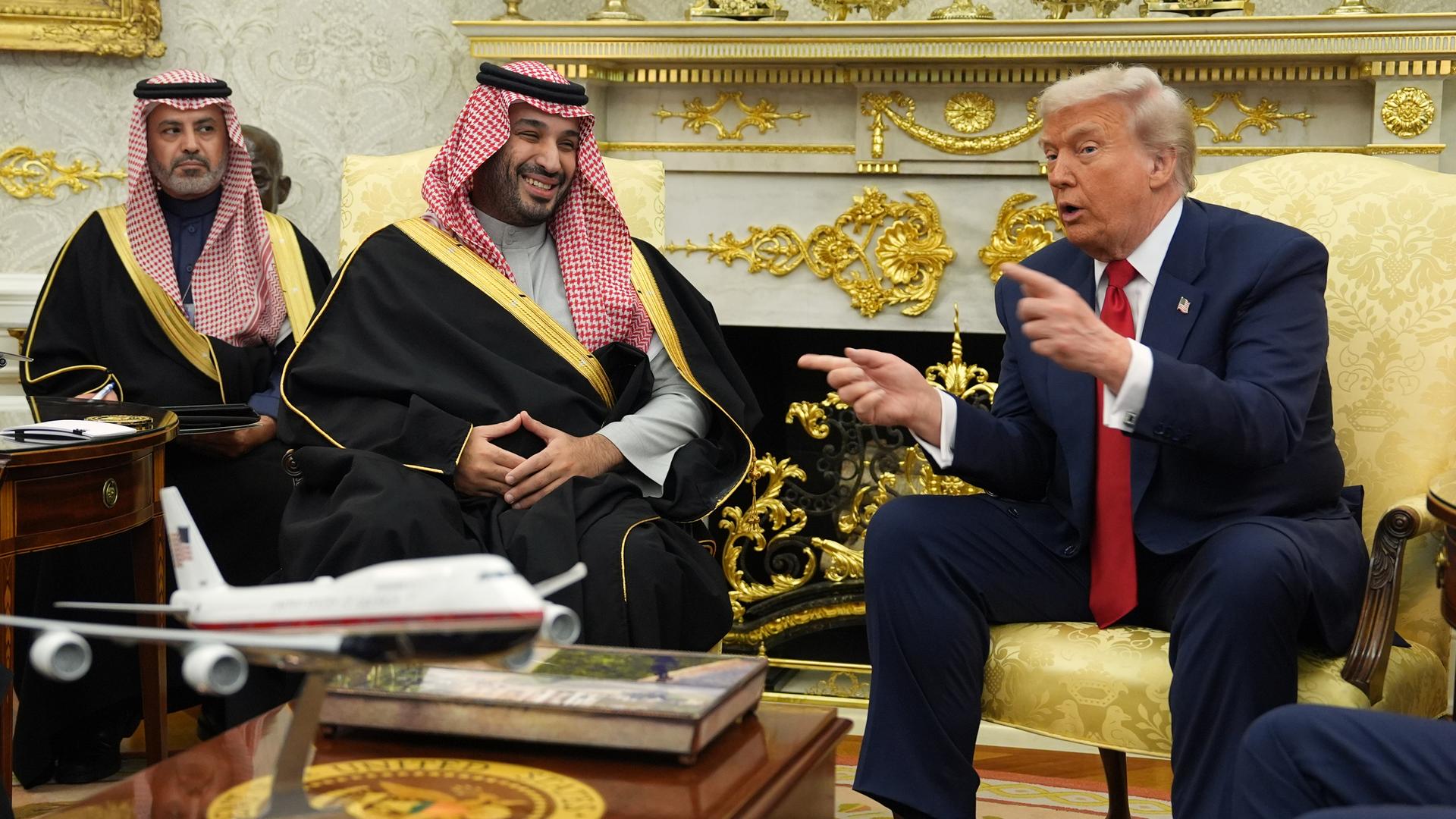 Washington: US-Präsident Donald Trump trifft den saudi-arabischen Kronprinzen Mohammed bin Salman im Oval Office des Weißen Hauses. Sie sitzen nebeneinander.