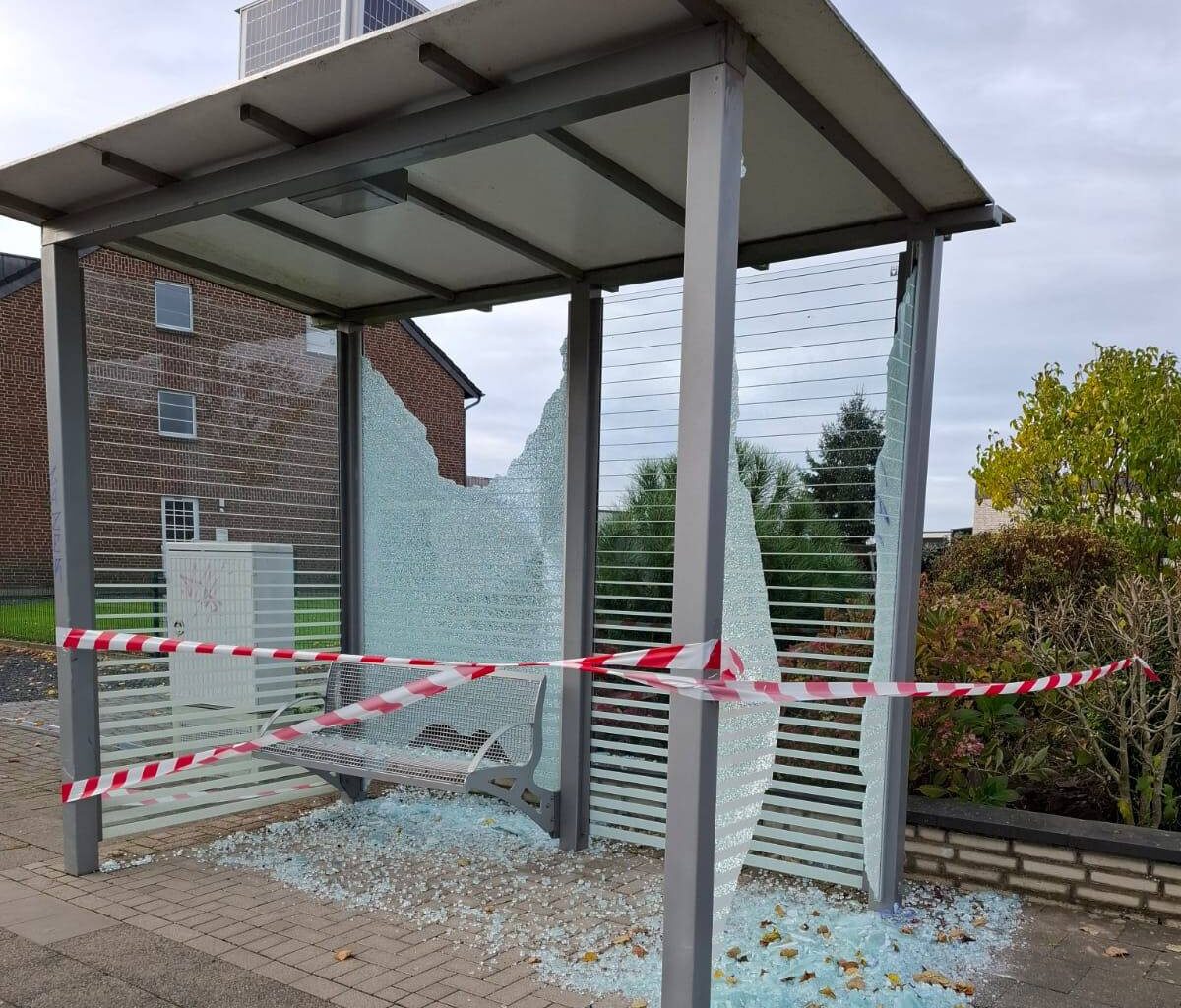 Vandalismus in Schwalmtal: 18 Bushäuschen zerstört