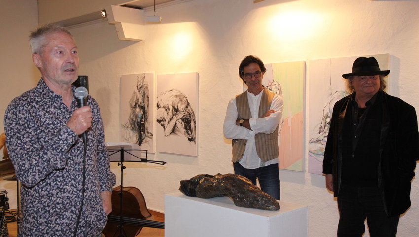 Jürg Ruess (links) stellte sich und seine Kunst vor. Jürg Ruess (links) stellte sich und seine Kunst vor.