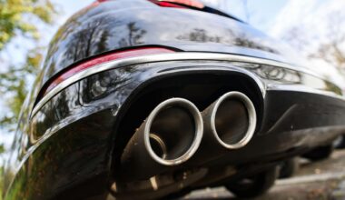 Ein Pkw mit doppeltem Auspuff steht auf einem Parkplatz. Ab 2035 sollen in der EU nur noch Neuwagen verkauft werden, die im Betrieb keine Treibhausgase ausstoßen.