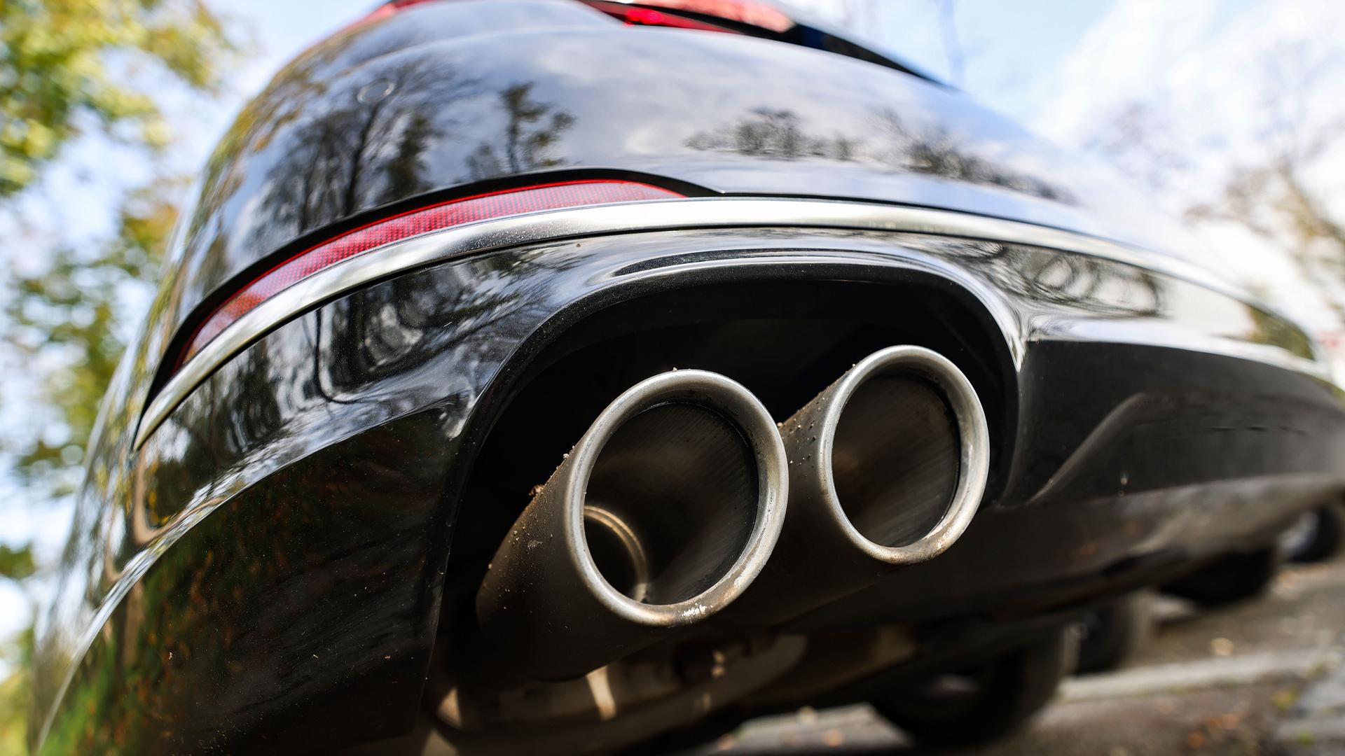 Ein Pkw mit doppeltem Auspuff steht auf einem Parkplatz. Ab 2035 sollen in der EU nur noch Neuwagen verkauft werden, die im Betrieb keine Treibhausgase ausstoßen. Ein Pkw mit doppeltem Auspuff steht auf einem Parkplatz. Ab 2035 sollen in der EU nur noch Neuwagen verkauft werden, die im Betrieb keine Treibhausgase ausstoßen.