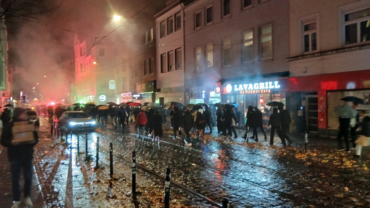 Rund 150 Vermummte ziehen am Freitagabend durchs Bremer Viertel