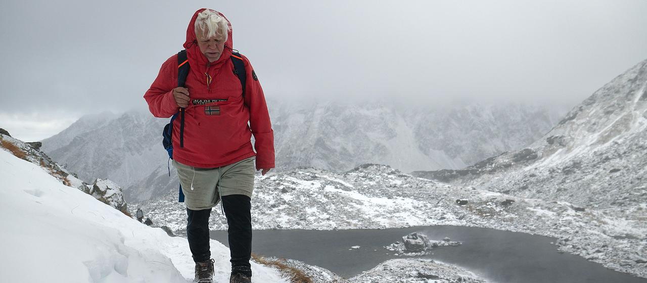 Viktor Beránek auf einem von Schnee bedeckten Berg | ARD Prag Viktor Beránek auf einem von Schnee bedeckten Berg