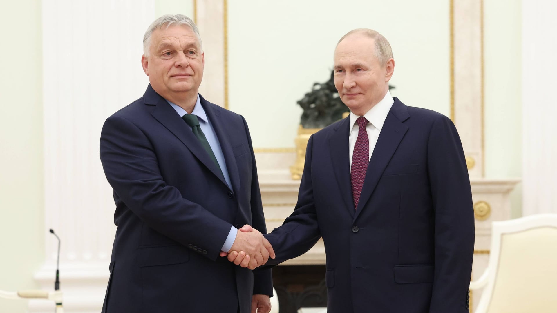 Viktor Orbán zusammen mit Wladimir Putin bei einem Besuch in Moskau vergangenes Jahr (Archivbild).