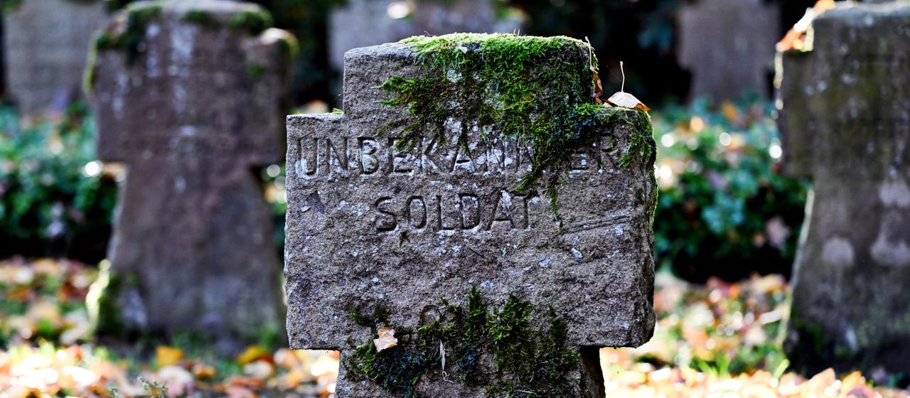 Der Grabstein eines unbekannten Soldaten steht auf dem Soldatenfriedhof der Kriegsgräberstätte Diersfordt