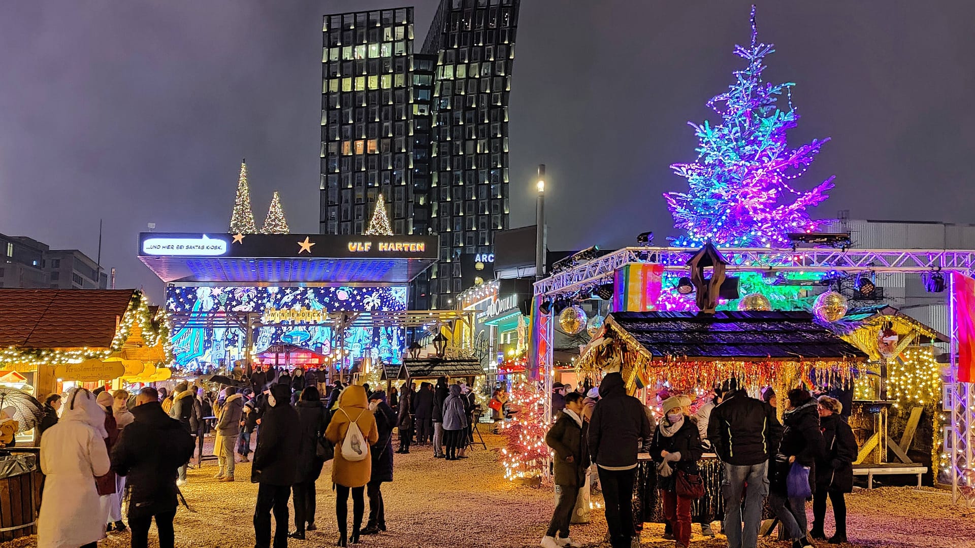 Weihnachtsmarkt "Santa Pauli". Im Hintergrund die Tanzenden Türme. Weihnachtsmarkt "Santa Pauli". Im Hintergrund die Tanzenden Türme.