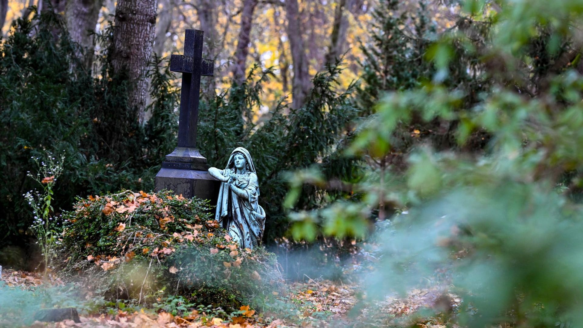 Grab mit Figur und Kreuz Grab mit Figur und Kreuz