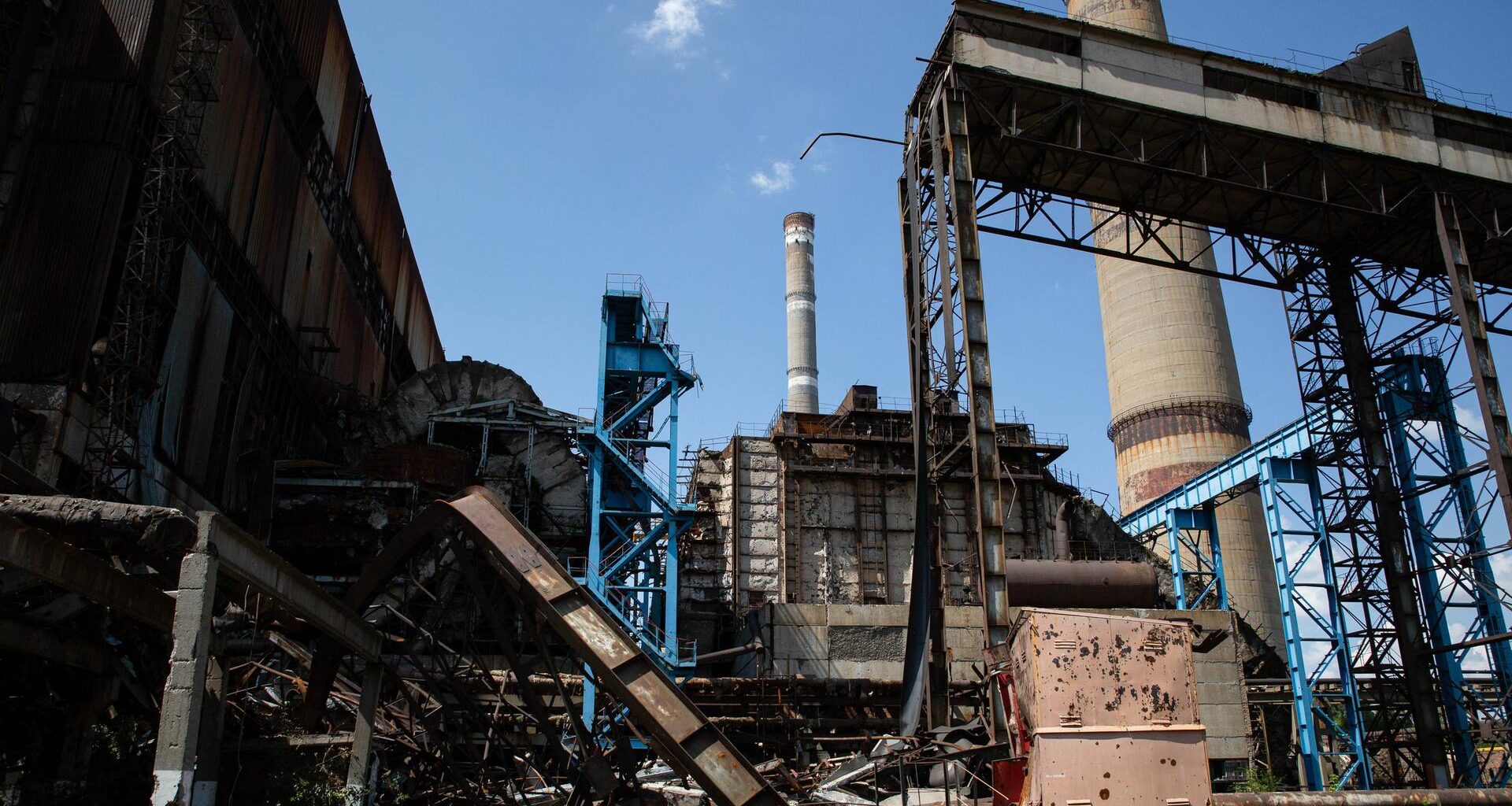 Das Bild zeigt beschädigte Gebäudeteile des ukrainischen Kraftwerks Vuhlehirska.