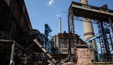 Das Bild zeigt beschädigte Gebäudeteile des ukrainischen Kraftwerks Vuhlehirska.
