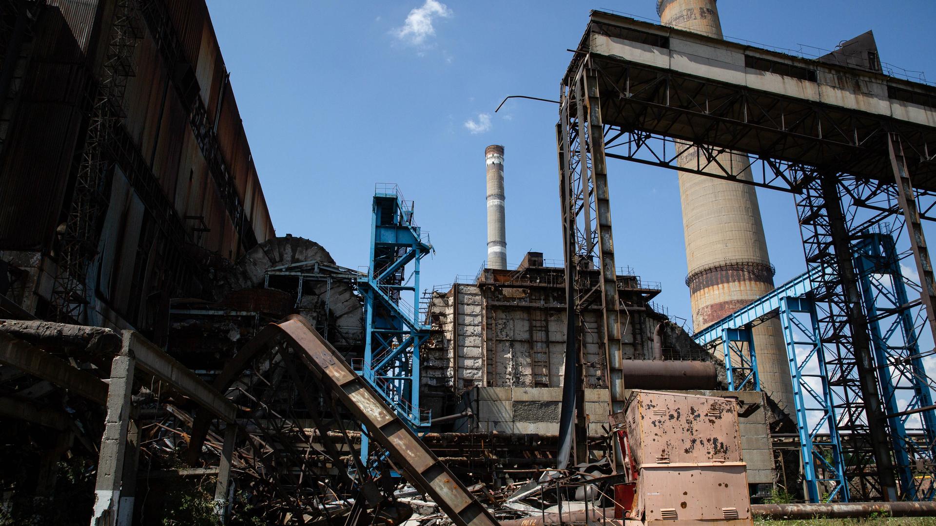 Das Bild zeigt beschädigte Gebäudeteile des ukrainischen Kraftwerks Vuhlehirska.
