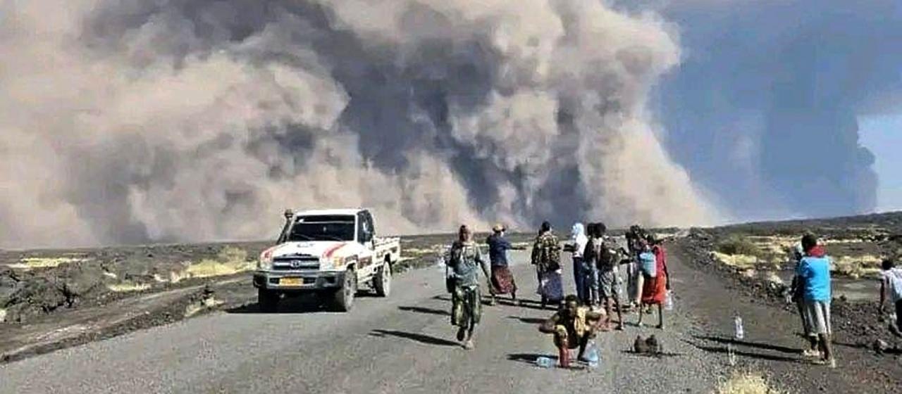 Menschen beobachten die Aschewolke des Vulkans Hayli Gubbi in der äthiopischen Region Afar. | Uncredited/Afar Government Communication Bureau/AP/dpa Menschen beobachten die Aschewolke des Vulkans Hayli Gubbi in der äthiopischen Region Afar.