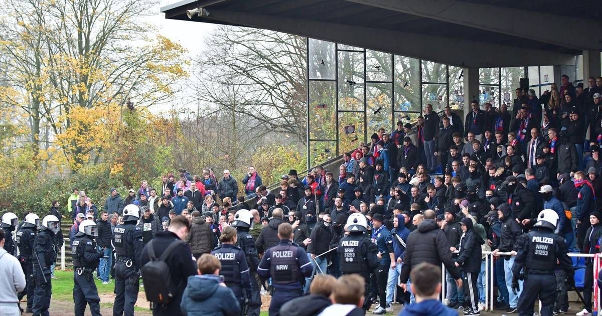 Platzsturm nach spätem Siegtreffer von Büderich gegen Wuppertal