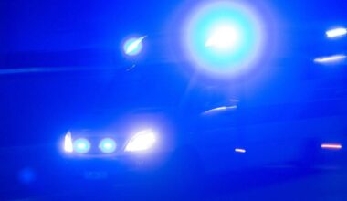 Mann randaliert vor Polizeiwache in Wuppertal