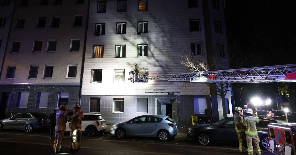 Düsseldorf: Explosion im Mehrfamilienhaus - Bewohner über Drehleiter gerettet