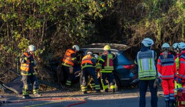 Feuerwehr rettet Menschen aus Auto