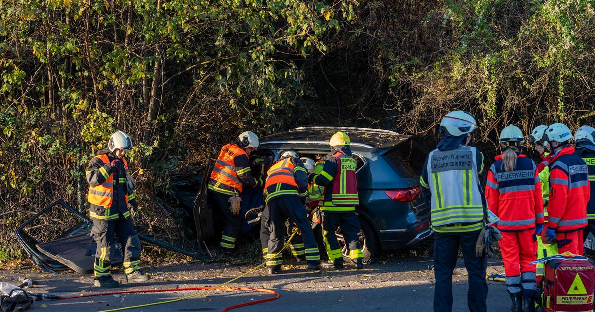 Feuerwehr rettet Menschen aus Auto