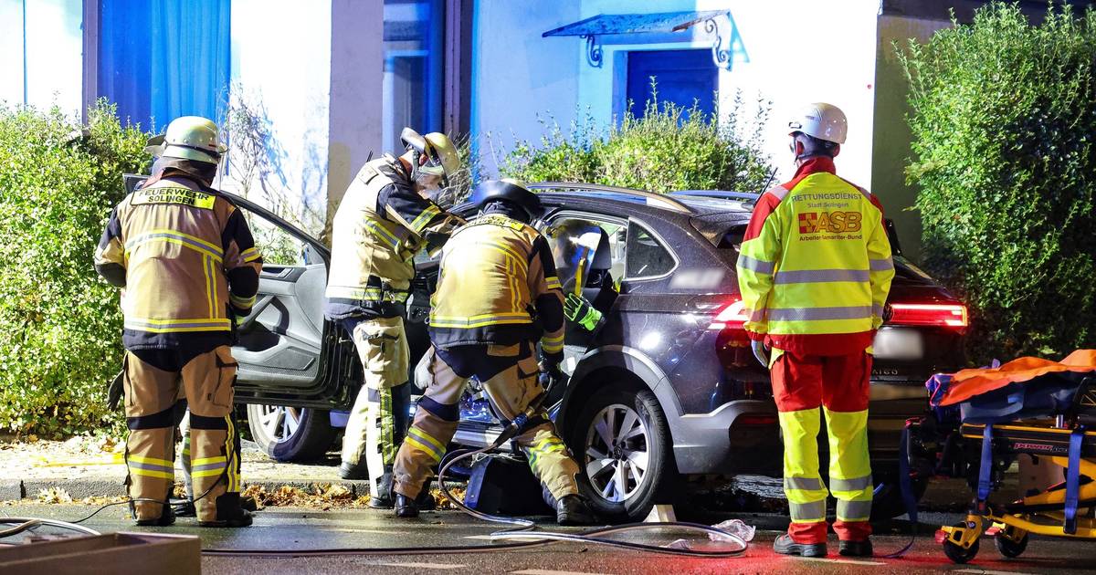 Flucht vor Verkehrskontrolle - Autofahrer kracht in Hauswand